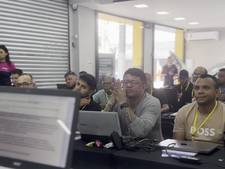 Sala de aula do curso presencial com os alunos acompanhando pelo notebook